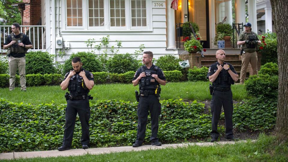 Politibetjente ses her onsdag foran Brett Kavanaughs hjem i byen Chevy Chase i delstaten Maryland. <i>Bonnie Cash/Ritzau Scanpix</i>