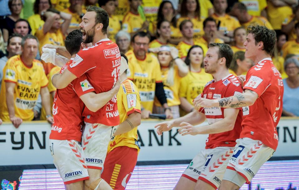 Billedet taler vist sit tydelige sprog. Glæden var enorm over det uafgjorte resultat. <i>Foto: Martin Damgård</i>