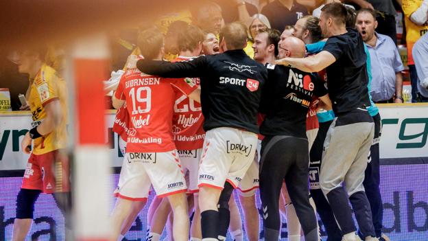 Jubelscener efter slutfløjtet i Gudme. Uafgjort føltes med rette som en sejr for Aalborg Håndbold. <i>Foto: Martin Damgård</i>