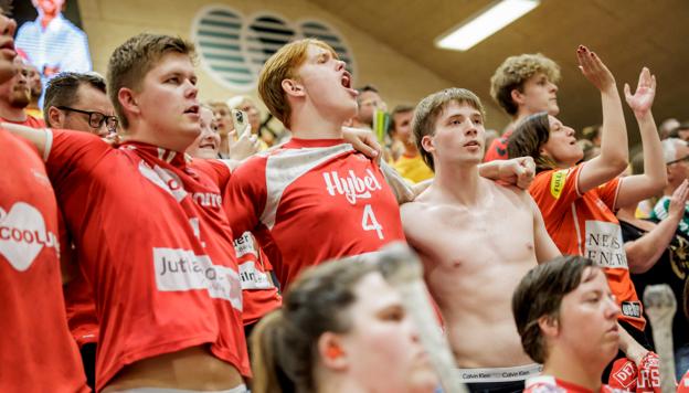 60-70 Aalborg-fans bakkede holdet op i Gudme. <i>Foto: Martin Damgård</i>