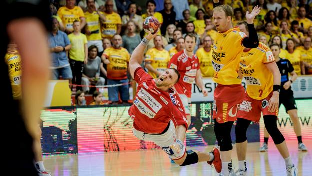 Benjamin Jakobsen scorer her et af flere vigtige mål for Aalborg i anden halvleg. <i>Foto: Martin Damgård</i>