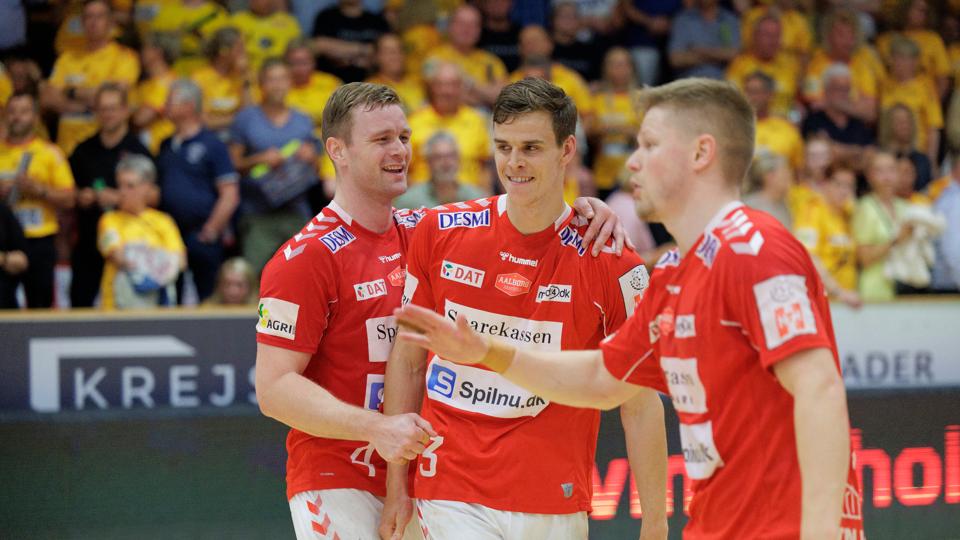 Jonas Samuelsson (i midten) havde det smørrede smil fremme, da slutfløjtet lød i Gudme. Svenskeren sikrede Aalborg Håndbold uafgjort i en kamp, de længe så ud til at tabe. <i>Foto: Martin Damgård</i>