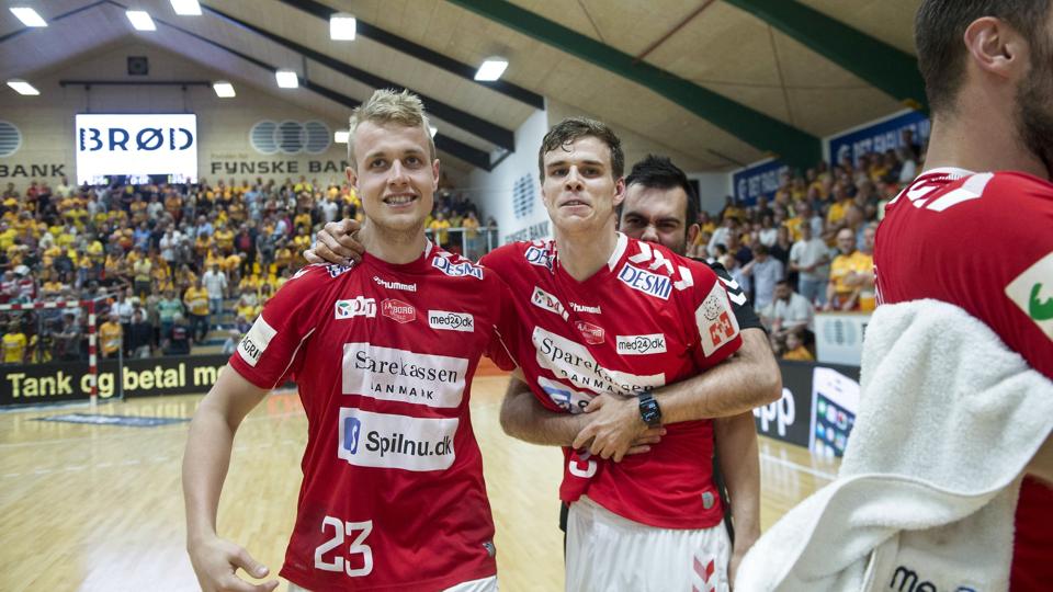 Det var Jonas Samuelsson (til højre), der udlignede til 25-25 for Aalborg i sidste sekund. <i>Tim Kildeborg Jensen/Ritzau Scanpix</i>