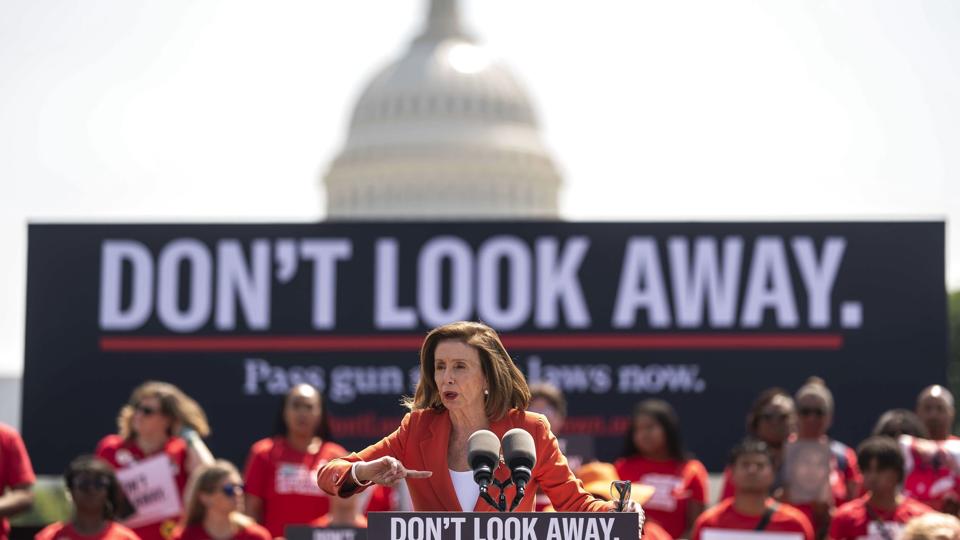 Formanden for Repræsentanternes Hus, demokraten Nancy Pelosi, talte onsdag ved et arrangement i Washington D.C. om stramninger af den amerikanske våbenlovgivning. <i>Nathan Howard/Ritzau Scanpix</i>