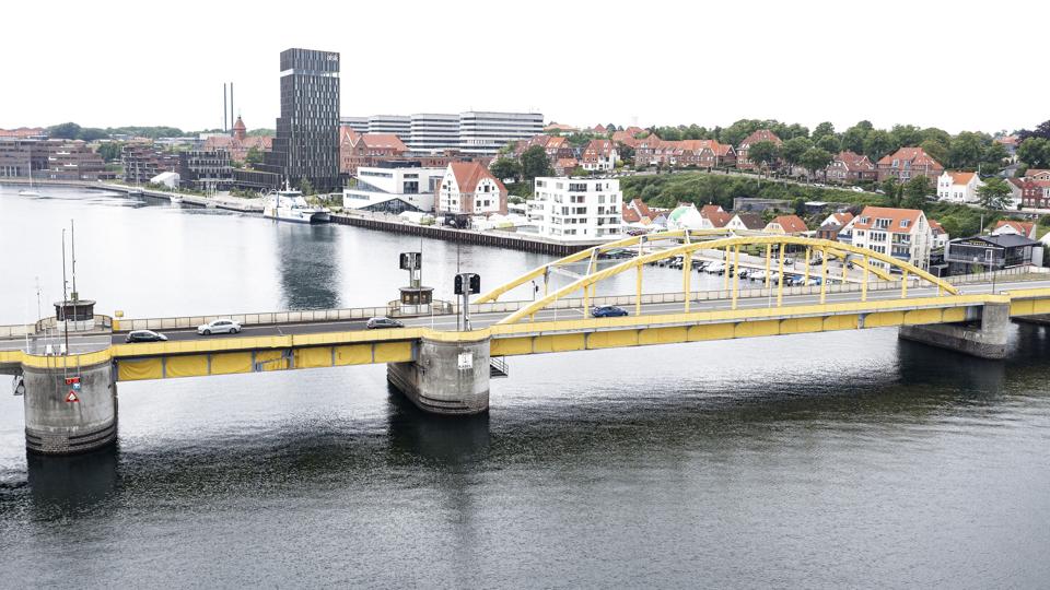 Kong Christian X's bro i Sønderborg prydes af Tour de Frances gule farve op til, at byen bliver en af værtsbyerne for det klassiske franske cykelløb. (Arkivfoto). <i>Claus Fisker/Ritzau Scanpix</i>