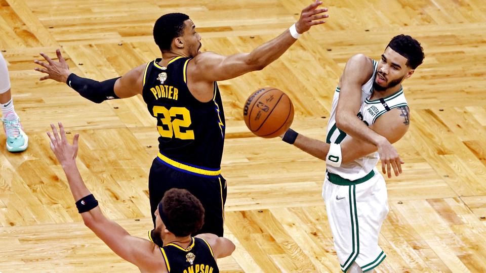 Celtics' Jayson Tatum (til højre i billedet) bidrog til hjemmeholdets sejr med 26 point, da det slog Golden State Warriors i tredje kamp af NBA-finaleserien. <i>Winslow Townson/Ritzau Scanpix</i>