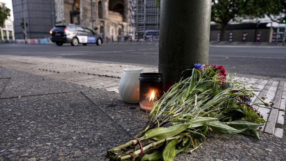 En buket blomster er lagt på fortovet i Tauentzienstrasse i Berlin, hvor en 29-årig onsdag spredte rædsel onsdag ved i en bil at påkøre folk. En 51-årig lærer blev dræbt og 14 kvæstet. <i>Fabian Sommer/Ritzau Scanpix</i>