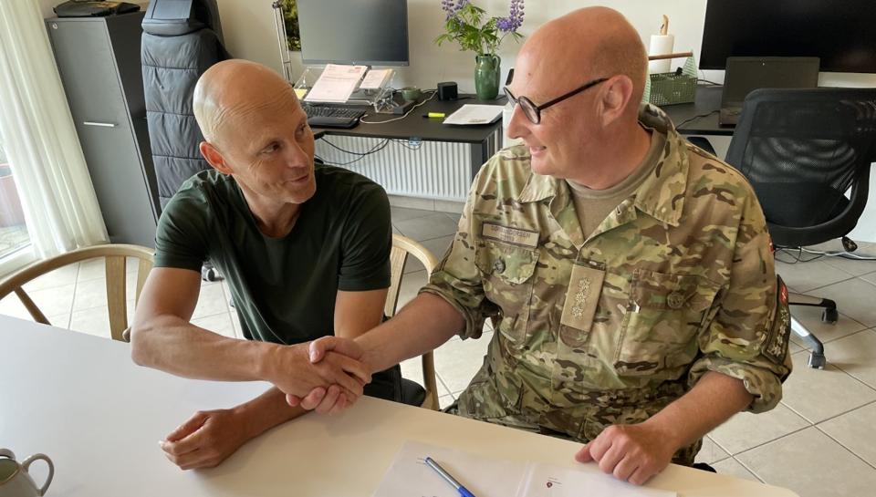 Surfgaarden åbner i 2023 et nyt specialiseret botilbud for særligt udsatte veteraner. Chef for veterancentret, oberst Søren Andersen, th., og forstander Anders Petersen, Surfgaarden, underskriver aftalen <i>Privatfoto</i>