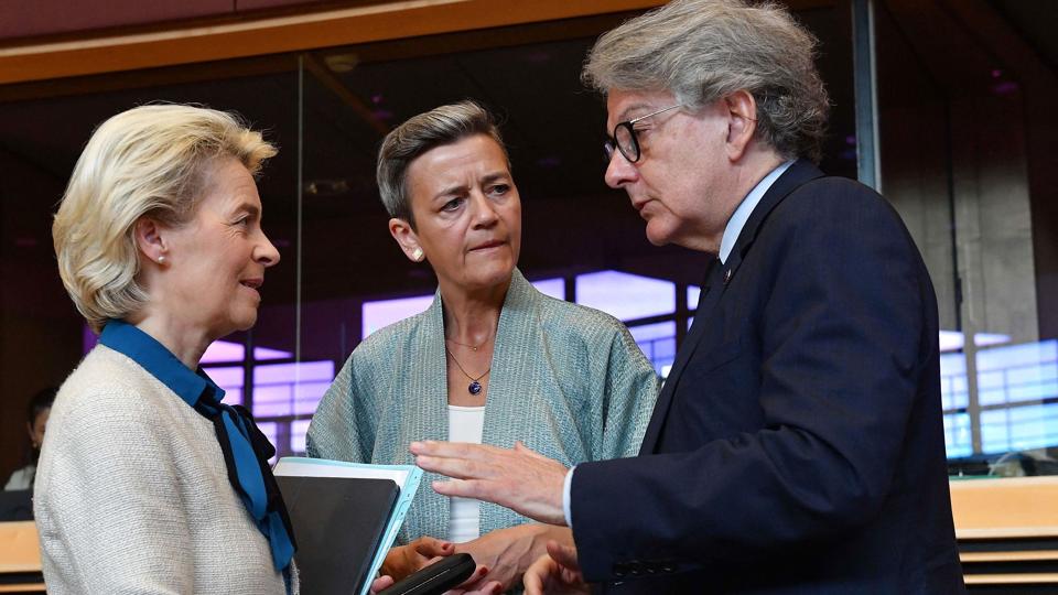 Krigen mod Rusland har førsteprioritet for Ukraine, men det er også vigtigt allerede nu at opbygge tech-industrien i Ukraine, mener EU-Kommissionens formand Ursula von der Leyen og EU's ledende næsteformand, Margrethe Vestager. <i>John Thys/Ritzau Scanpix</i>