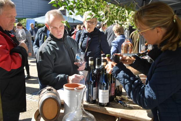 Når vejret er godt, og der er masser af vin, så plejer stemningen ofte at blive opløftet. Sådan bliver det formentlig også ved denne weekends comeback-udgave af Nordjysk Vinfestival. <i>Arkivfoto: Claus Søndberg</i>