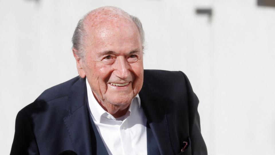 Sepp Blatter mødte smilende op til retssagen torsdag. <i>Arnd Wiegmann/Reuters</i>