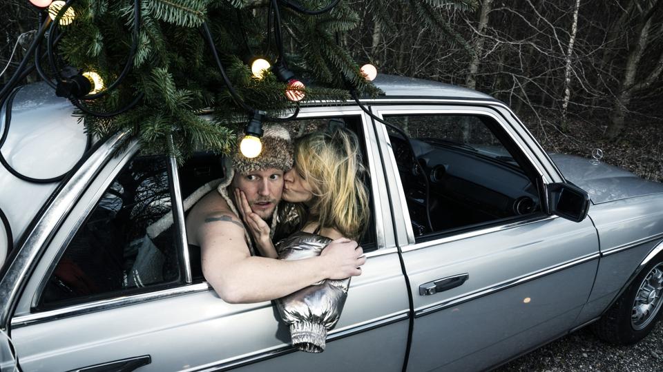 Grusomhed og mørke hvirvler forbi vore øjne, isprængt livsalig humor og surreel opfindsomhed uden ende, men slutscenens guddommelige barn vil man aldrig glemme. <i>Foto: Karoline Lieberkind</i>