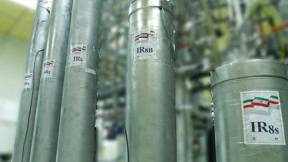 Udstyr på det iranske atomanlæg Natanz 300 kilometer syd for hovedstaden Teheran. Her er man i stand til at berige uran, og det er der internationalt set stor interesse i at kunne følge med i. Det har man FN-organisationen IAEA til, men den bliver mødt med forhindringer fra det iranske styre. (Arkivfoto) <i>Ho/Ritzau Scanpix</i>