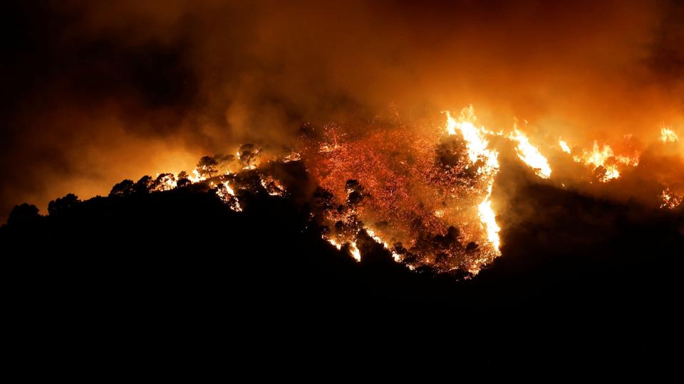 Naturbranden ses her ved Benahavis i Spanien onsdag. <i>Jon Nazca/Reuters</i>
