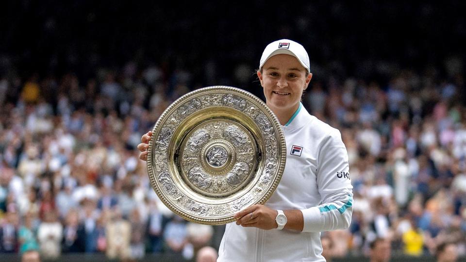 Ashleigh Barty strøg i 2021 til tops ved Wimbledon og fik knap 15 millioner kroner for bedriften. I marts 2022 stoppede australieren karrieren som regerende verdensetter. <i>Aeltc/Jed Leicester/Ritzau Scanpix</i>