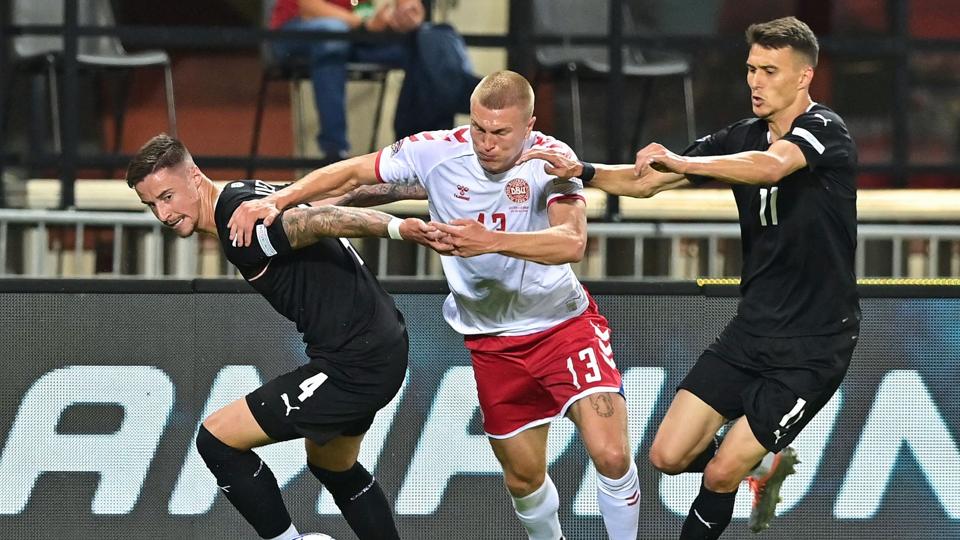 Rasmus Nissen Kristensen klemmer sig her forbi to østrigere i mandagens Nations League-kamp i Wien. <i>Joe Klamar/Ritzau Scanpix</i>