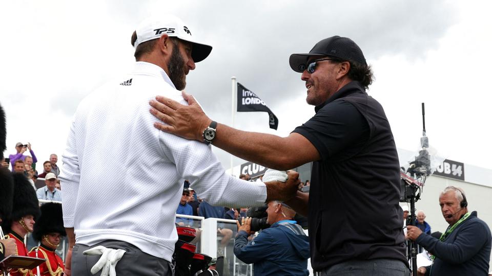 Dustin Johnson (til venstre) og Phil Mickelson (til højre) er som deltagere i LIV Golfs turneringer nu suspenderet fra PGA Tour. <i>Adrian Dennis/Ritzau Scanpix</i>