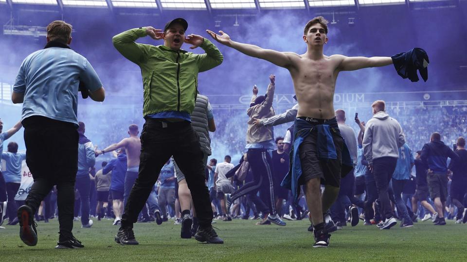 Manchester City-fans løb på banen, efter at holdet 22. maj sikrede sig det engelske mesterskab i sidste runde af Premier League. <i>Darren Staples/Ritzau Scanpix</i>