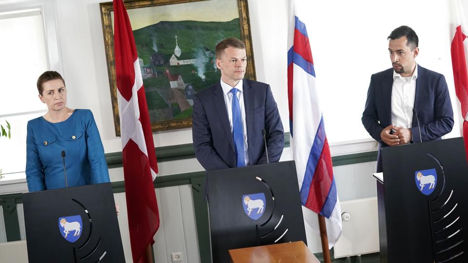 Statsminister Mette Frederiksen, lagmand Bárður á Steig Nielsen og landsstyreformand Múte Bourup Egede holder pressemøde efter et møde i det nye kontaktudvalg i Tórshavn, Færøerne. <i>Ida Marie Odgaard/Ritzau Scanpix</i>