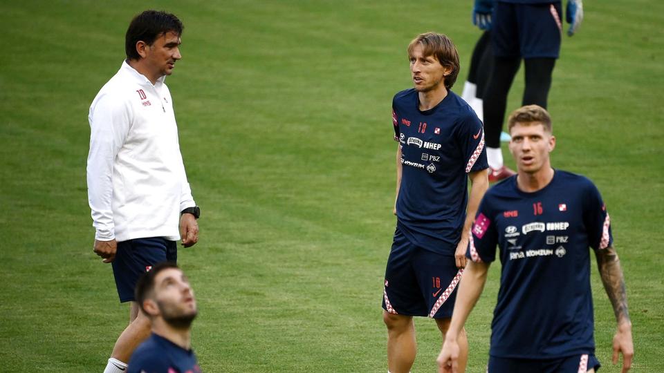 Kroatiens landstræner Zlatko Dalić (tv.) og Luka Modrić (th.) i opvarmningen forud for Nations League-kampen mod Frankrig. <i>Franck Fife/Ritzau Scanpix</i>