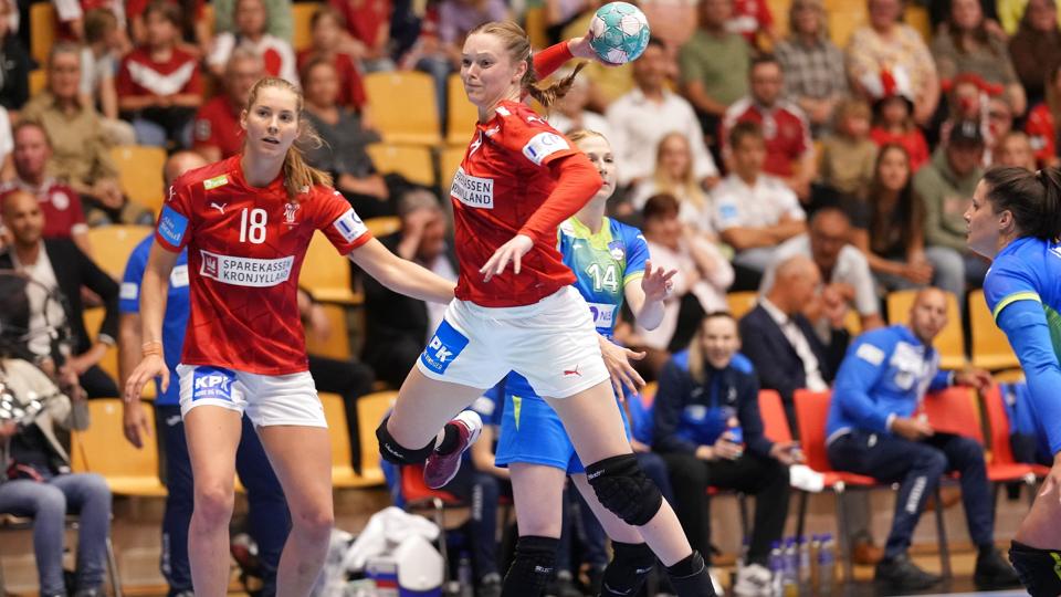 Anne Mette Hansen strålede i Danmarks testkamp mod Slovenien, som endte 38-30. Særligt i kampens indledende minutter, hvor hun formåede at score seks mål på 11 minutter. <i>Claus Fisker/Ritzau Scanpix</i>