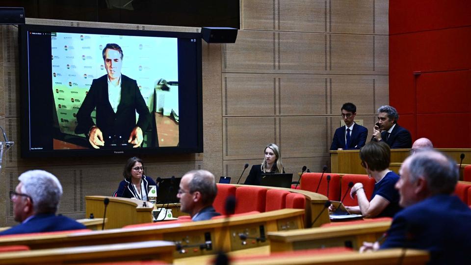 Steve Rotheram (på skærmen) fortalte torsdag, hvad han oplevede i forbindelse med Champions League-finalen på Stade de France i Paris. <i>Anne-Christine Poujoulat/Ritzau Scanpix</i>