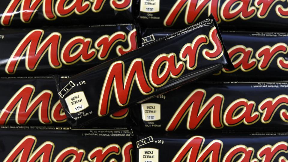 På en fabrik, der blandt andet fremstiller den populære chokoladebar Mars, faldt to personer torsdag ned i et kar fyldt med chokolade. (Arkivfoto). <i>John Thys/Ritzau Scanpix</i>