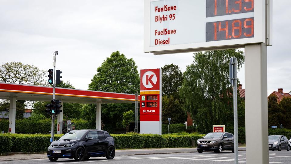 Det er blandt andet stigende benzinpriser, der er med til at gøre det markant dyrere at være dansker for tiden (Arkivfoto). <i>Bo Amstrup / Ritzau Scanpix/Ritzau Scanpix</i>