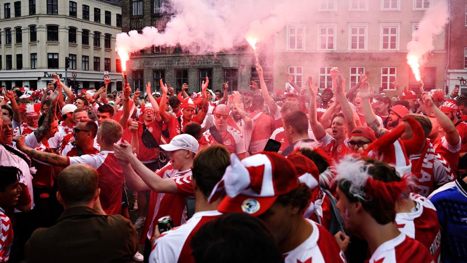 Fodboldfeberen var tårnhøj sidste sommer, og nu skal de danske fans være med til at skrive årets VM-sang. <i>Philip Davali/Ritzau Scanpix</i>