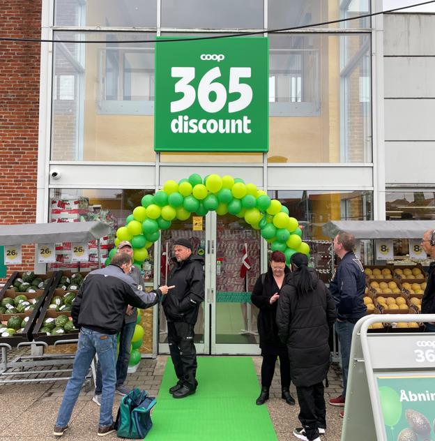 Inden butikken åbnede, nåede køen af ventende kunder hele vejen fra butiksfacaden på Sct. Olai Plads til den nærliggende Vendelbogade. <i>Foto: Claus T. Kræmmergård</i>