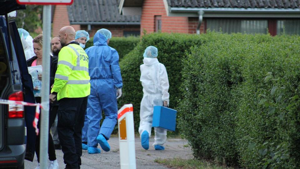 Politiets teknikere ankommer til gerningsstedet på Salbovej i Glesborg torsdag. En mand på 84 år menes at have dræbt sin partner på 78 år.  (Foto: Presse-fotos.dk/Ritzau Scanpix) <i>Presse-Fotos.dk/Ritzau Scanpix</i>