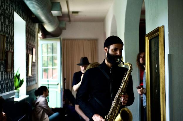 Super Nova Jazzblast er arrangeret af JAZZ9TUS og Meutiviti - i år i samarbejde med Langes Gård, Center for Dansk Jazzhistorie, Huset i Hasserisgade og El Mundo. I forgrunden franske Musina Ebobissé på saxofon fra sidste års festival.  <i>Foto: Aske Stubkjær Madsen</i>