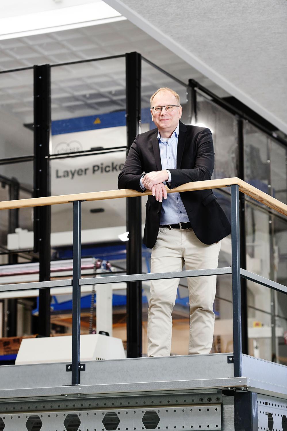 Hans-Henrik Jensen, CEO hos Körber Supply Chain DK, forventer yderligere vækst – både i forhold til ordrer og medarbejderstaben.