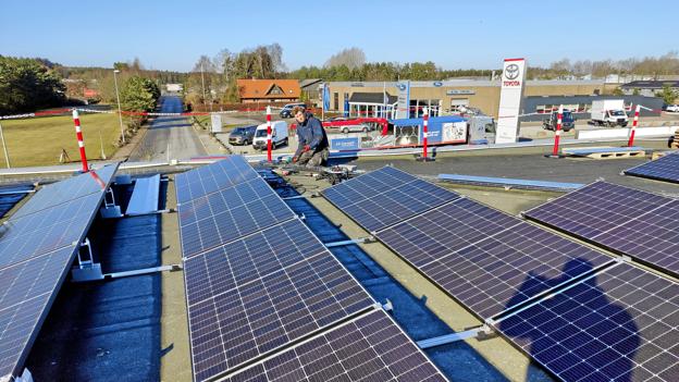 Toyota i Hadsund har fået solcelleanlæg på taget. <i>Privatfoto</i>