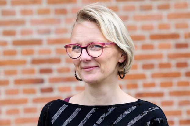 Birgitte Bisgaard er autodidakt danser. I 20erne tog hun til Cuba og lærte at danse salsa og blev forelsket i det cubanske dansemiljø. I 15 år har hun undervist i dans på aftenskoler, og de seneste fem år har hun arbejdet fuldtids med undervisning i dans og pilates. <i>Foto: Claus Søndberg</i>