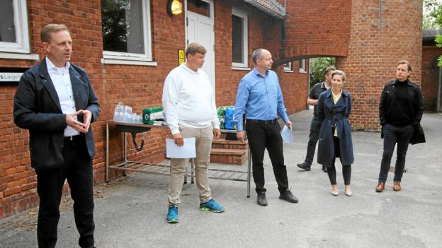 Formanden for Teknik- og Miljøudvalget, Peter Stecher, ses her bl.a. sammen med bygningsrådgiver Dennis Engmann og ejer Michael Vestergaard. <i>Foto: Jørgen Ingvardsen</i>