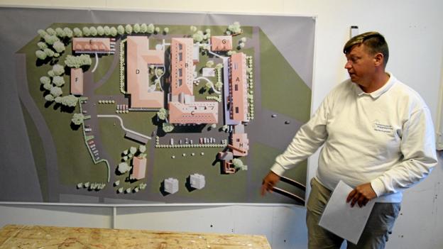 Bygningsrådgiver Dennis Engmann præsenterede sidste sommer planerne for ombygningen af det tidligere Dronninglund Sygehus. <i>Foto: Jørgen Ingvardsen</i>