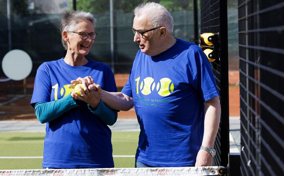 Thisted Tennisklubs nuværende og tidligere formand, Annemieke Kleinnibbelink Rysgaard og Asger Høgholm, i klubbens nye padelbane. <i>Foto: Bo Lehm</i>