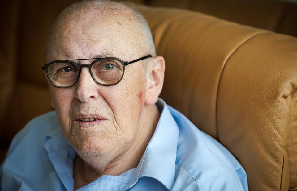 - Jeg begyndte at reflektere over mit liv på en anden måde. Og jeg spurgte mig selv: Hvad synes jeg egentlig om ham, jeg ser i spejlet hver morgen? Min fornemmelse var, at han pludselig kunne se lige igennem mig, fortæller 75-årige Søren Paulsen om tiden efter konens død. <i>Foto: Bo Lehm</i>
