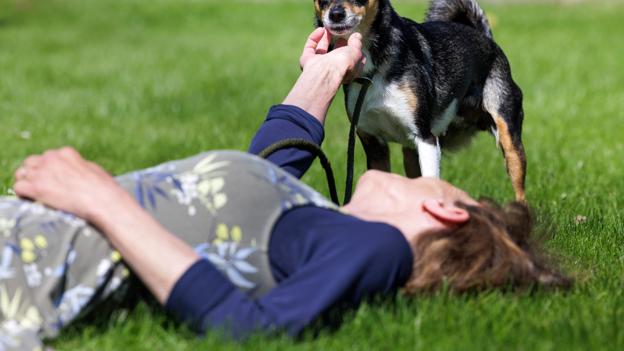 Hun kan ikke længere rejse eller bare være væk fra huset i mere end et par timer, efter hun har fået Berta. Alligevel har hun ikke fortrudt sit valg. <i>Foto: Bo Lehm</i>