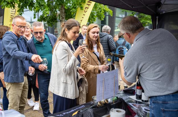 Festivalen blev hvert år til og med 2019 afviklet i Brønderslevs gader. Men i 2020 tvang corona-situationen arrangørerne til at aflyse - og året efter blev vinfestivalen udelukkende afviklet i en online-version. Men her i 2022 var festivalen så tilbage ved udgangspunktet - og det vil sige en trekants-rute i gaderne Mejlstedgade, Bredgade og Algade i det centrale Brønderslev. <i>Arkivfoto: Kim Dahl Hansen</i>