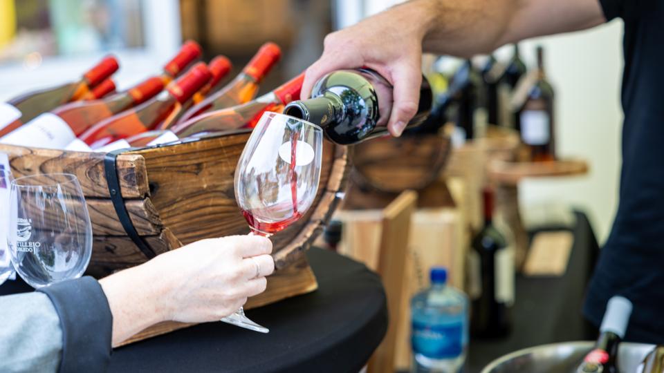 Nordjysk Vinfestival er tilbage i det centrale Brønderslevs gader for første gang siden 2019. I 2020 blev festivalen helt aflyst - mens den året efter blev afviklet som en onlinebegivenhed. Men nu er alt ved det gamle igen. <i>Foto: Kim Dahl Hansen</i>