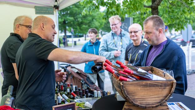 Nordjysk Vinfestival er tilbage i det centrale Brønderslevs gader for første gang siden 2019. I 2020 blev festivalen helt aflyst - mens den året efter blev afviklet som en onlinebegivenhed. Men nu er alt ved det gamle igen.  <i>Foto: Kim Dahl Hansen</i>