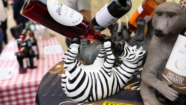Nordjysk Vinfestival er tilbage i det centrale Brønderslevs gader for første gang siden 2019. I 2020 blev festivalen helt aflyst - mens den året efter blev afviklet som en onlinebegivenhed. Men nu er alt ved det gamle igen. <i>Foto: Kim Dahl Hansen</i>