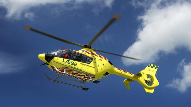 Mand kørte ind i skolebus: Fløjet med helikopter til sygehuset