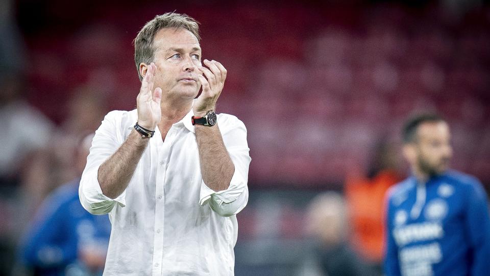 Kasper Hjulmand gik rundt i Parken og takkede de danske fans efter nederlaget. <i>Liselotte Sabroe/Ritzau Scanpix</i>