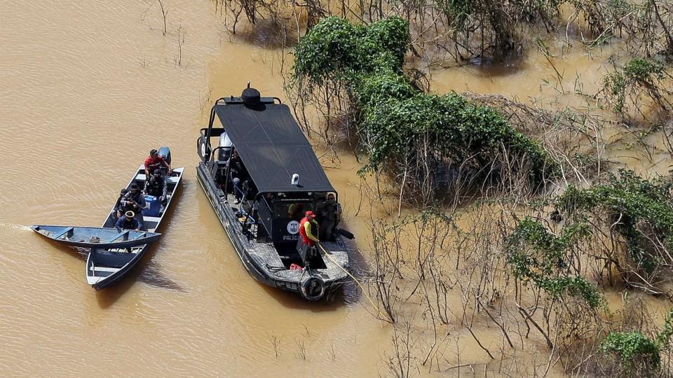 Politiet har fundet, hvad det mener er menneskelige rester i en flod i Amazonas-regnskoven. De skal nu undersøges for at finde ud af, om de kan have forbindelse til den britiske journalist Dom Phillips <i>Bruno Kelly/Reuters</i>