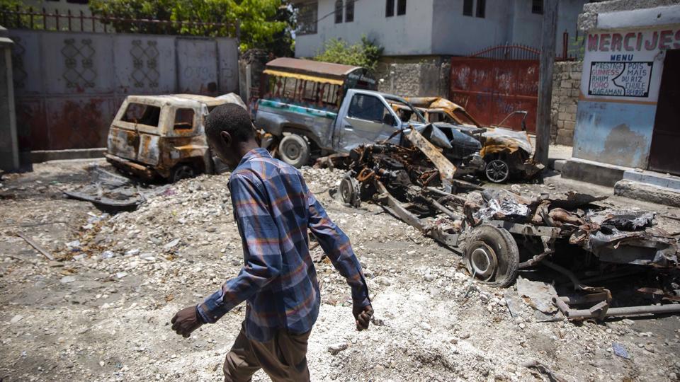 Haitis hovedstad, Port-au-Prince, lider under vold fra rivaliserende bander. Her ses flere forkullede biler efterladt i La Plaine-kvarteret i kølvandet på kampe mellem bander. (Arkivfoto). <i>Odelyn Joseph/Ritzau Scanpix</i>