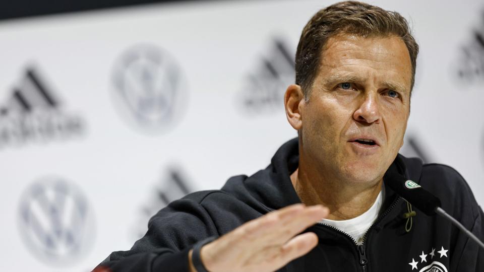Oliver Bierhoff udtalte sig kritisk om Qatar på et pressemøde før Tysklands udekamp mod Ungarn. <i>Daniel L''b/Ritzau Scanpix</i>