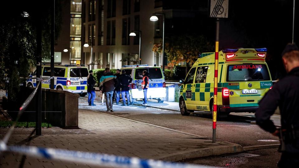 Svensk politi til stede i Hammarby efter en skudepisode i oktober sidste år. I perioden januar-maj 2022 er over 30 personer blevet skuddræbt i Sverige, der dermed har kurs med en dyster rekord. <i>Tt News Agency/Reuters</i>